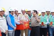 PM inspects construction progress of Gia Binh International Airport